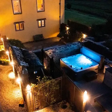 Haile Hall - With Hot Tub - Private Wing With 4 Huge Ensuite Bedrooms In Historic Country House Only 14 Miles From Scafell Pike - Wast Water Lake - Featuring In Countrylife 乡村民宿